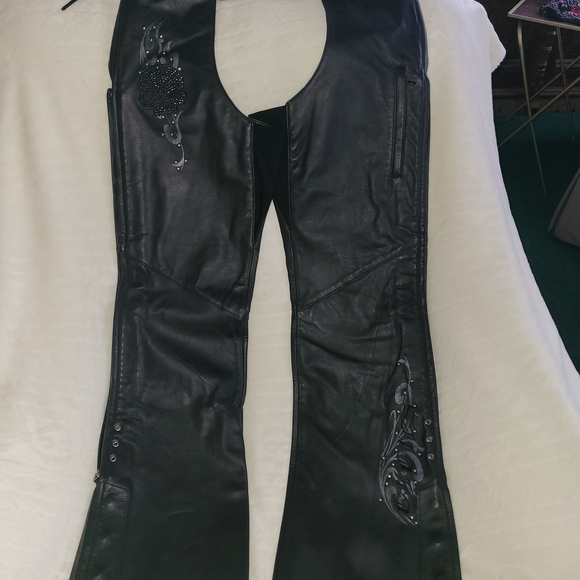 🔥NWT RARE "WICKED" Harley-Davidson Black Leather Flare Chaps with Skull Bling - Picture 2 of 15
